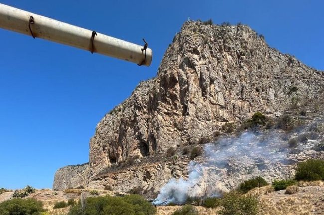 Non c’è pace su Monte Pellegrino, brucia ancora