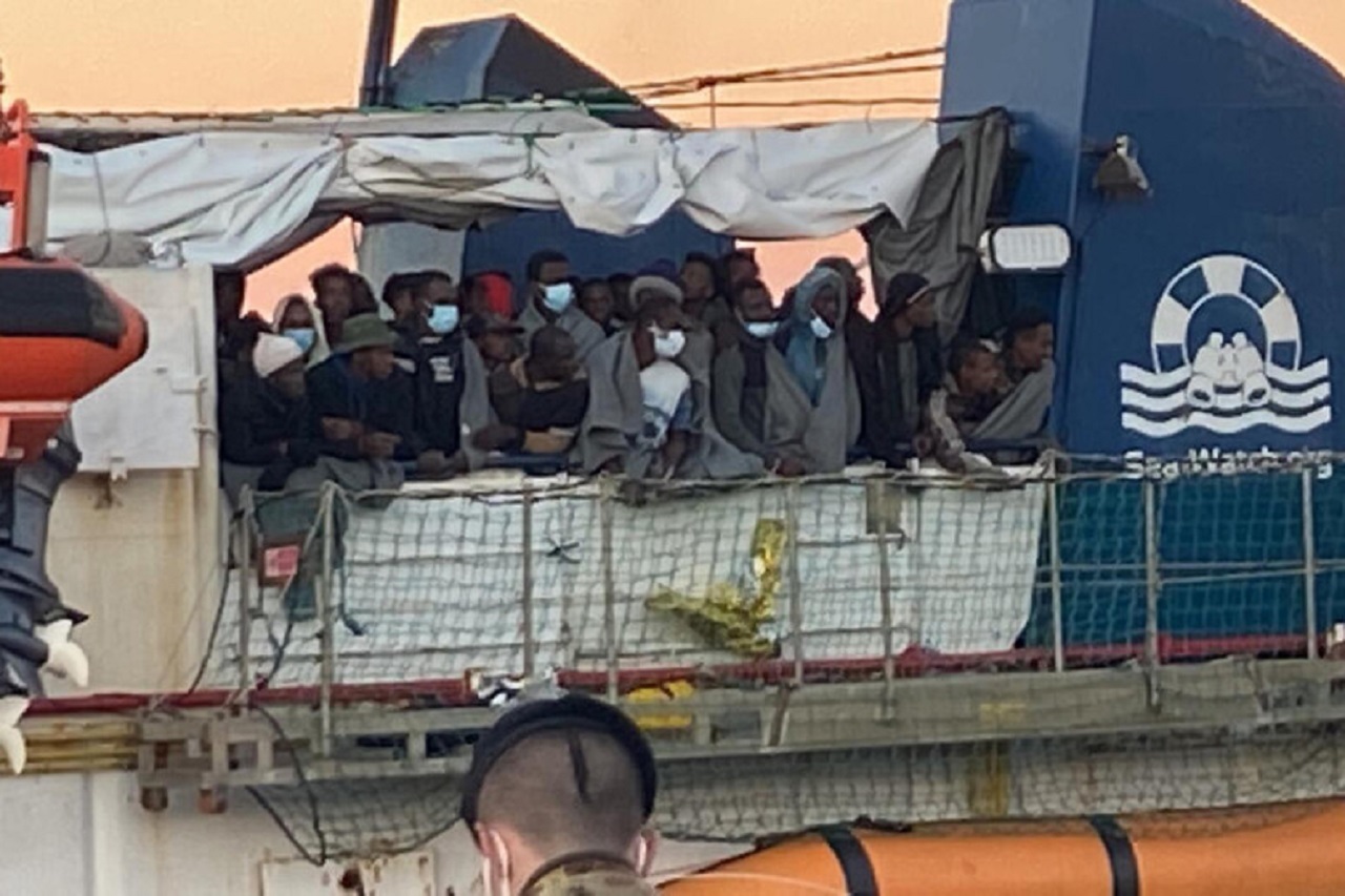 Migranti, ispezione a Lampedusa: Sea Watch viola direttive