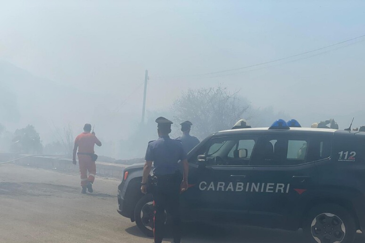 Doppietta di incendi nel Trapanese, rogo vicino l’aeroporto di Birgi e in un capannone