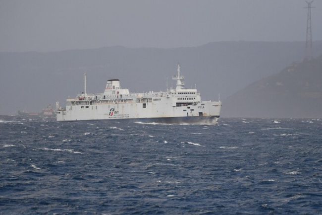 Cade dal traghetto in mare aperto: salvato 50enne nello Stretto di Messina