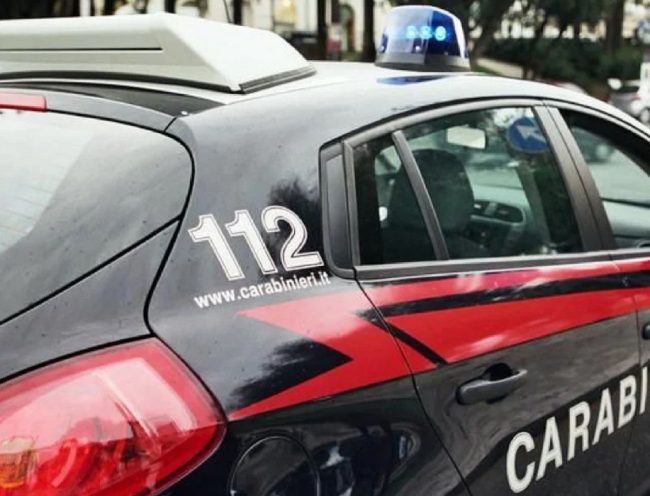 Droga nascosta nella dispensa della cucina, 62enne ai domiciliari nel Messinese