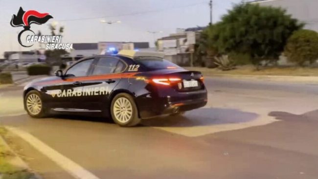 Sfugge ai carabinieri per sottrarsi al controllo e guida senza patente