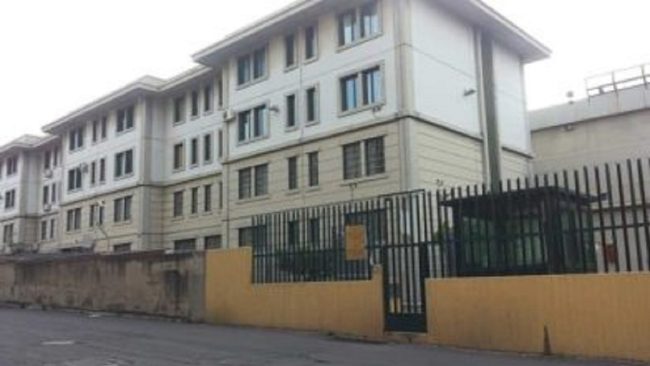 Sparano al titolare di un locale nel Messinese, minorenne possibile responsabile