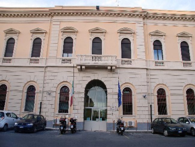Aggressione nel carcere di Piazza Lanza durante un blackout, cinque feriti