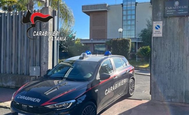 “Ti ammazzo mentre dormi”, anziana picchiata e minacciata dal figlio: arrestato un uomo nel Catanese
