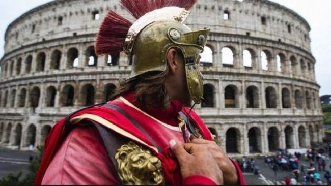 Centurione palpeggia il seno di una turista palermitana davanti al Colosseo