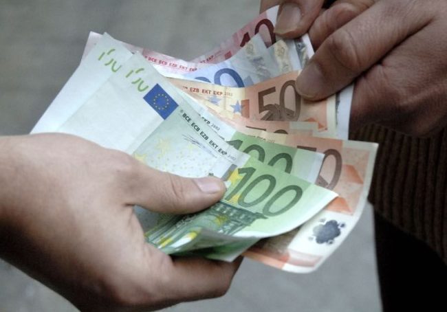 Presta 10mila euro, ma ne vuole indietro 16mila: arrestato usuraio