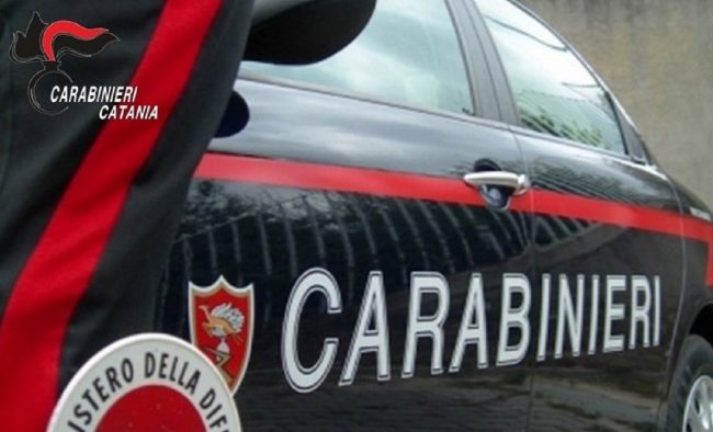 Riposto, pretende soldi e sfascia la tabaccheria: arrestato