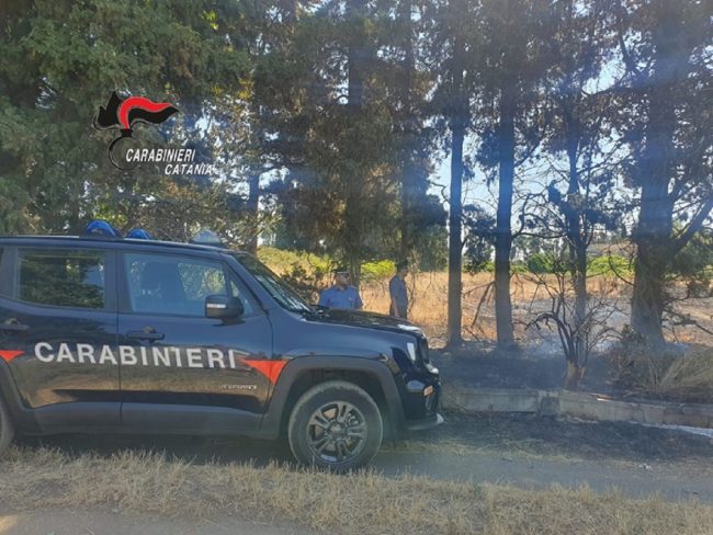 Guerra ai piromani nel Catanese, un pensionato arrestato e un denunciato