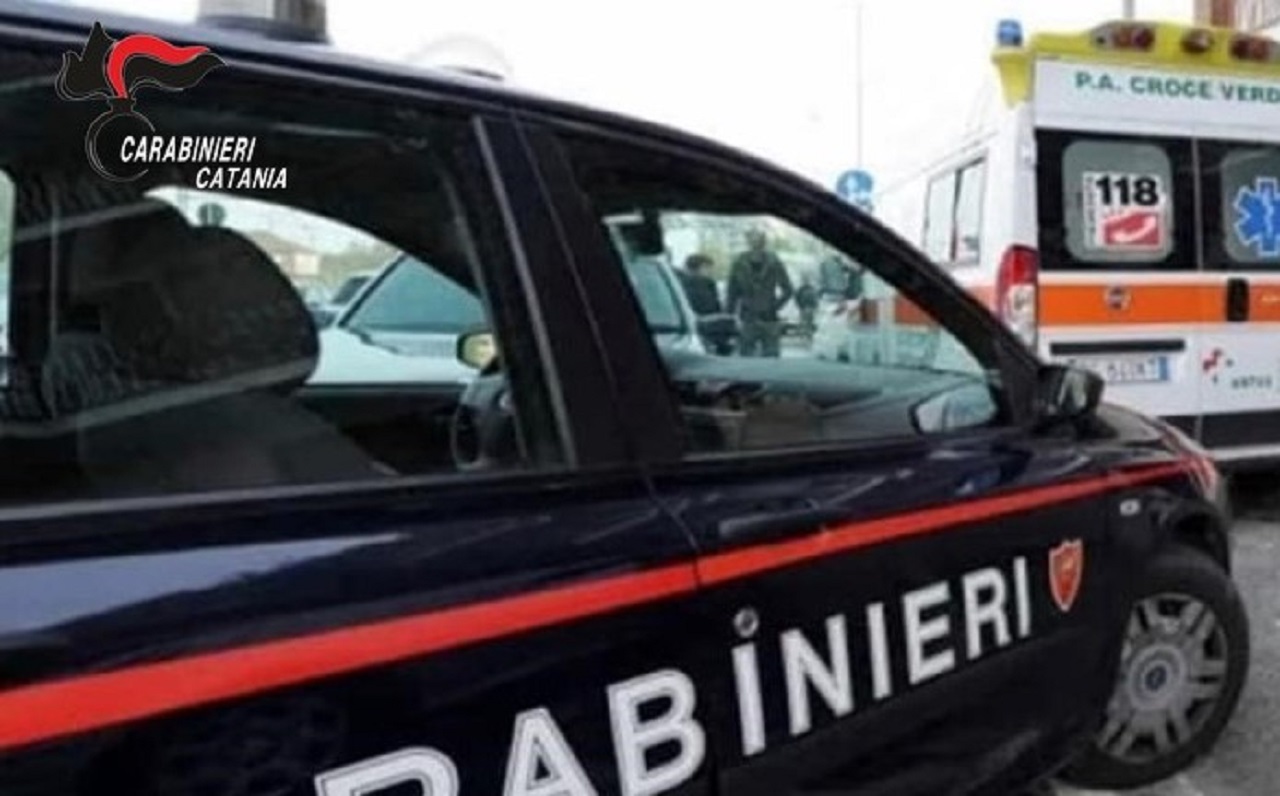 Due anziani salvati dai carabinieri: uno inciampa sugli scogli, l’altro trovato a terra in ipoglicemia