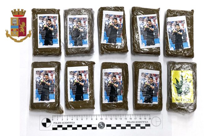 Panetti di hashish con l’immagine di Buffon, due arresti a Trapani
