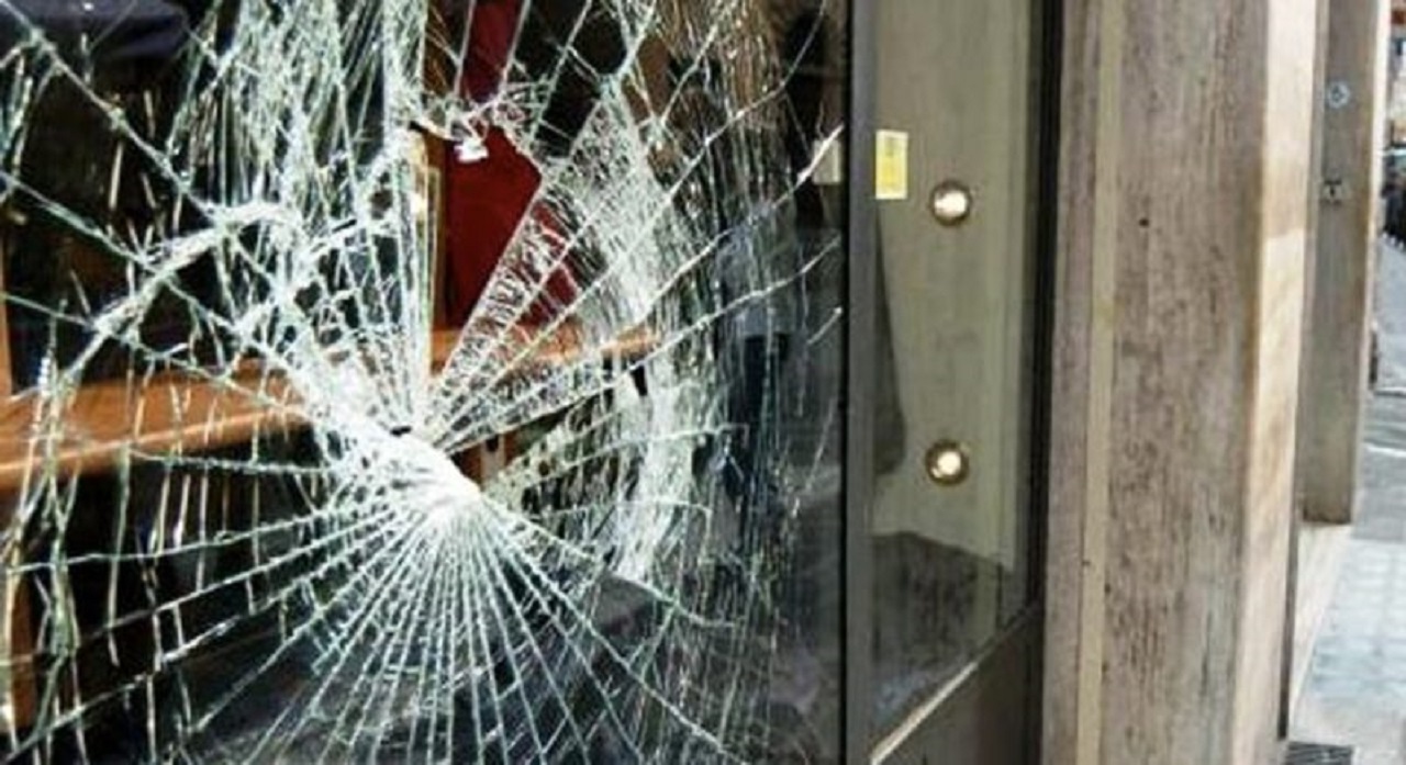 La banda spacca vetrine colpisce ancora, bottino da 30mila euro