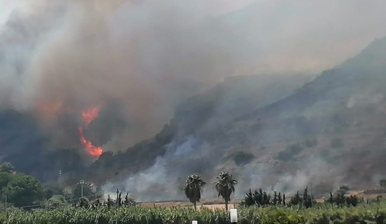 Incendi nel Trapanese: i soccorsi a turisti e bagnanti a Scopello, Castellammare e San Vito Lo Capo