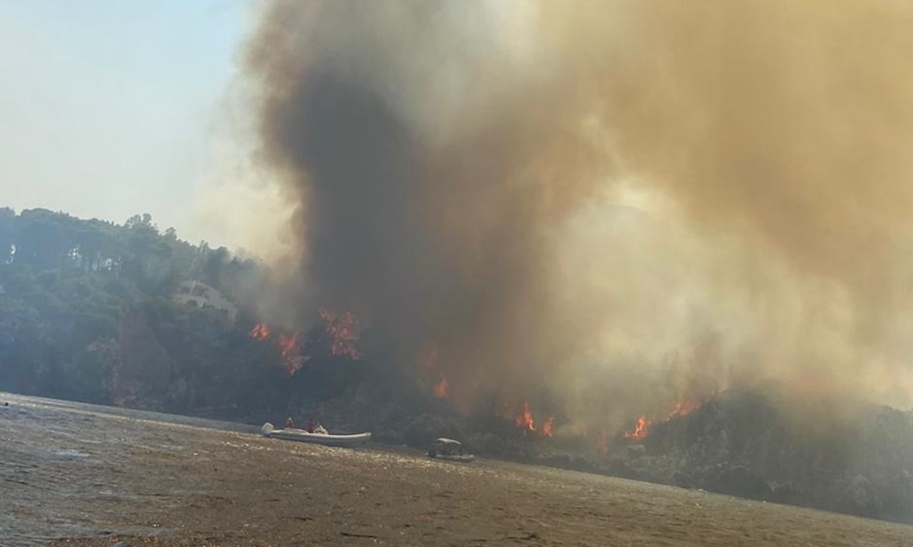 Incendio vicino l’Acquapark di Monreale, minacciate alcune abitazioni