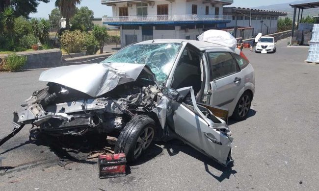Incidente nel Catanese, donna estratta dalle lamiere di un’auto