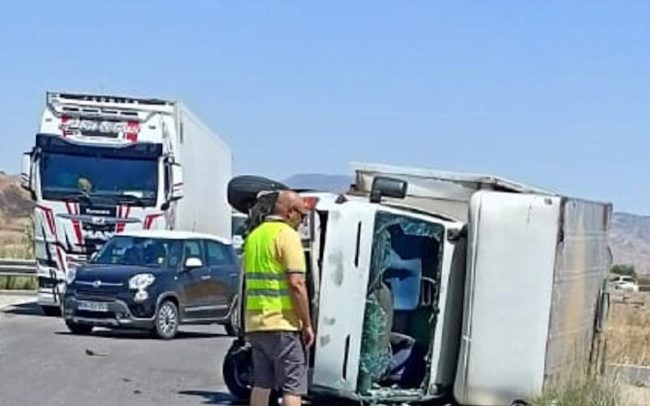 Scontro tra due mezzi a Gela causa tre feriti, uno è grave