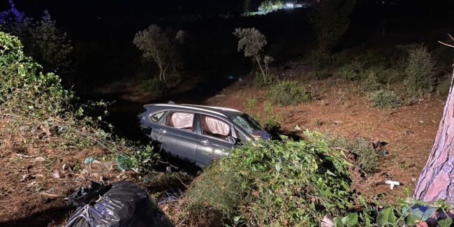 Sette feriti dopo uno scontro tra due auto, Bmw “vola” in una scarpata