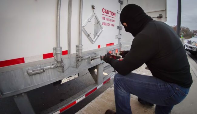 Beccati mentre svuotavano un tir alla Zona Industriale: arrestati quattro catanesi per furto