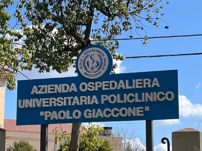 Atti di vandalismo e tentati furti al Policlinico, si cercano sette giovani