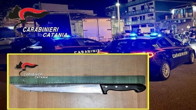 Catania, semina il panico in pieno centro con un machete