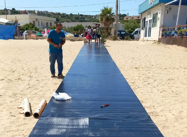Passerelle e divieto di trasporto legna in spiaggia a Castellammare del Golfo