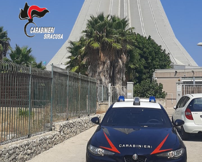 Coppia ruba in una nota struttura ricettiva di Siracusa, beccati