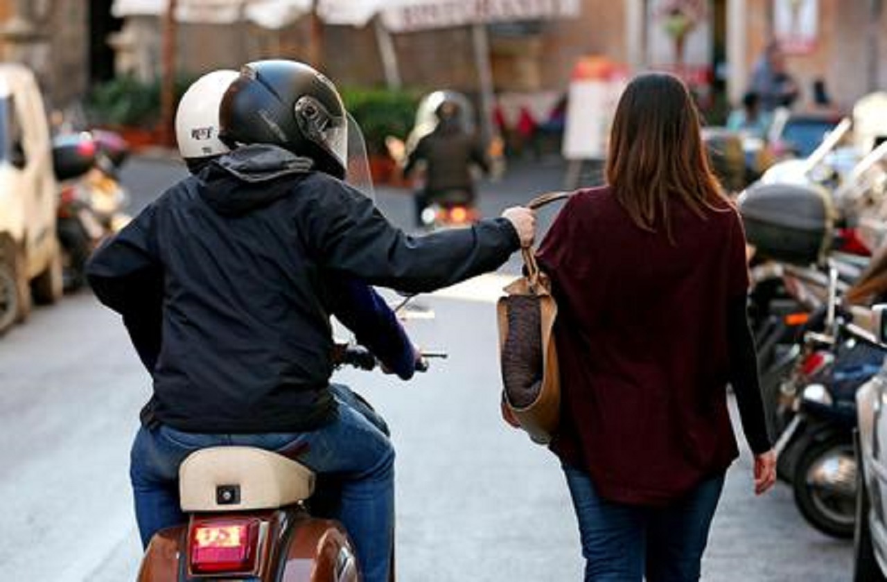 Lo scippo e l’utilizzo del bancomat rubato: arrestata una donna palermitana