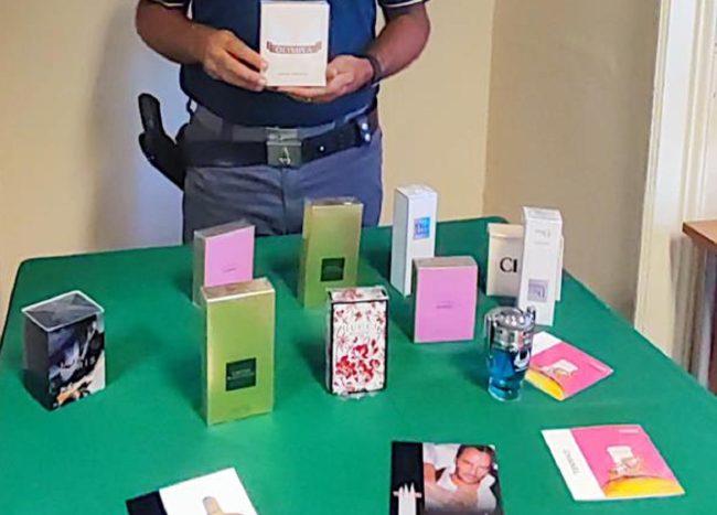 Catania, sequestrati più di 300 profumi contraffatti: due denunciati