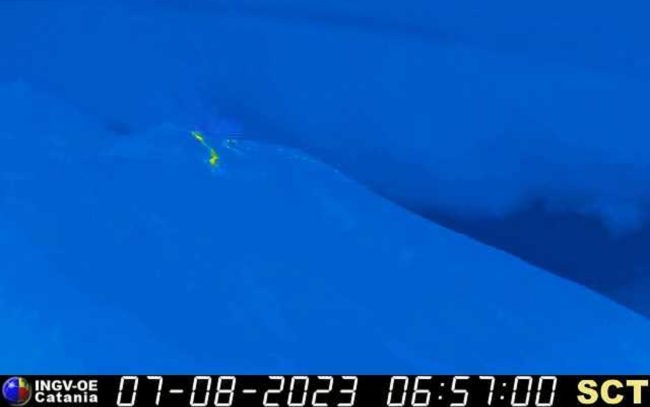 Stromboli, il vulcano torna attivo: Jeff Bezos non si perde lo spettacolo