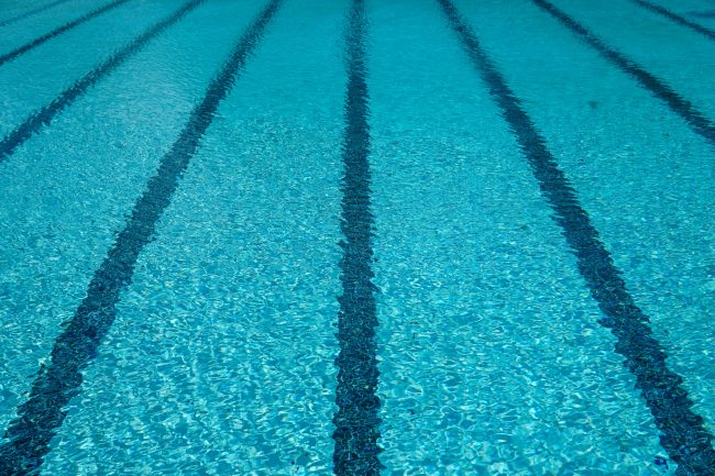 Bimbo rischia di annegare in piscina, salvato da soccorritrice