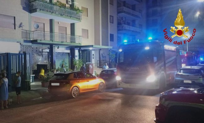 Fiamme in una lavanderia a Palermo, 4 squadre dei vigili del fuoco in azione