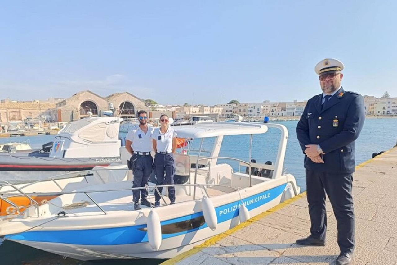 Imbarcazione utilizzata per il traffico di clandestini affidata alla polizia di Favignana
