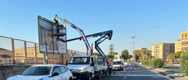 Continua a Catania la lotta al “mercato nero” dei cartelloni abusivi: quando “il lupo perde il pelo ma non il vizio”