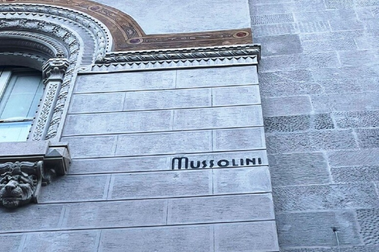 Scritta “Mussolini” nella facciata di Palazzo Magaudda: Anpi chiede rimozione