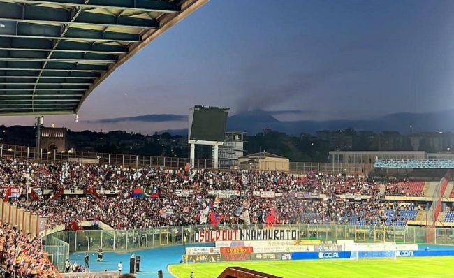 Seggiolini rotti al Massimino, i tifosi della Curva Nord: “Pagheremo con i nostri soldi”