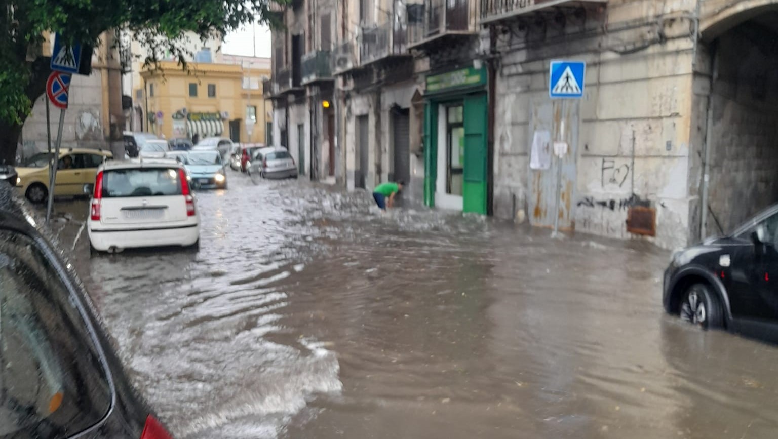 Palermo senza tregua, dalle fiamme al maltempo: forte temporale e strade allagate