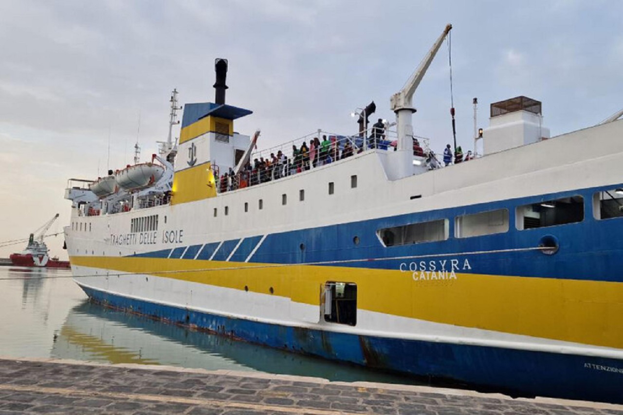 A fuoco stiva del traghetto Cossyra, a bordo 83 migranti