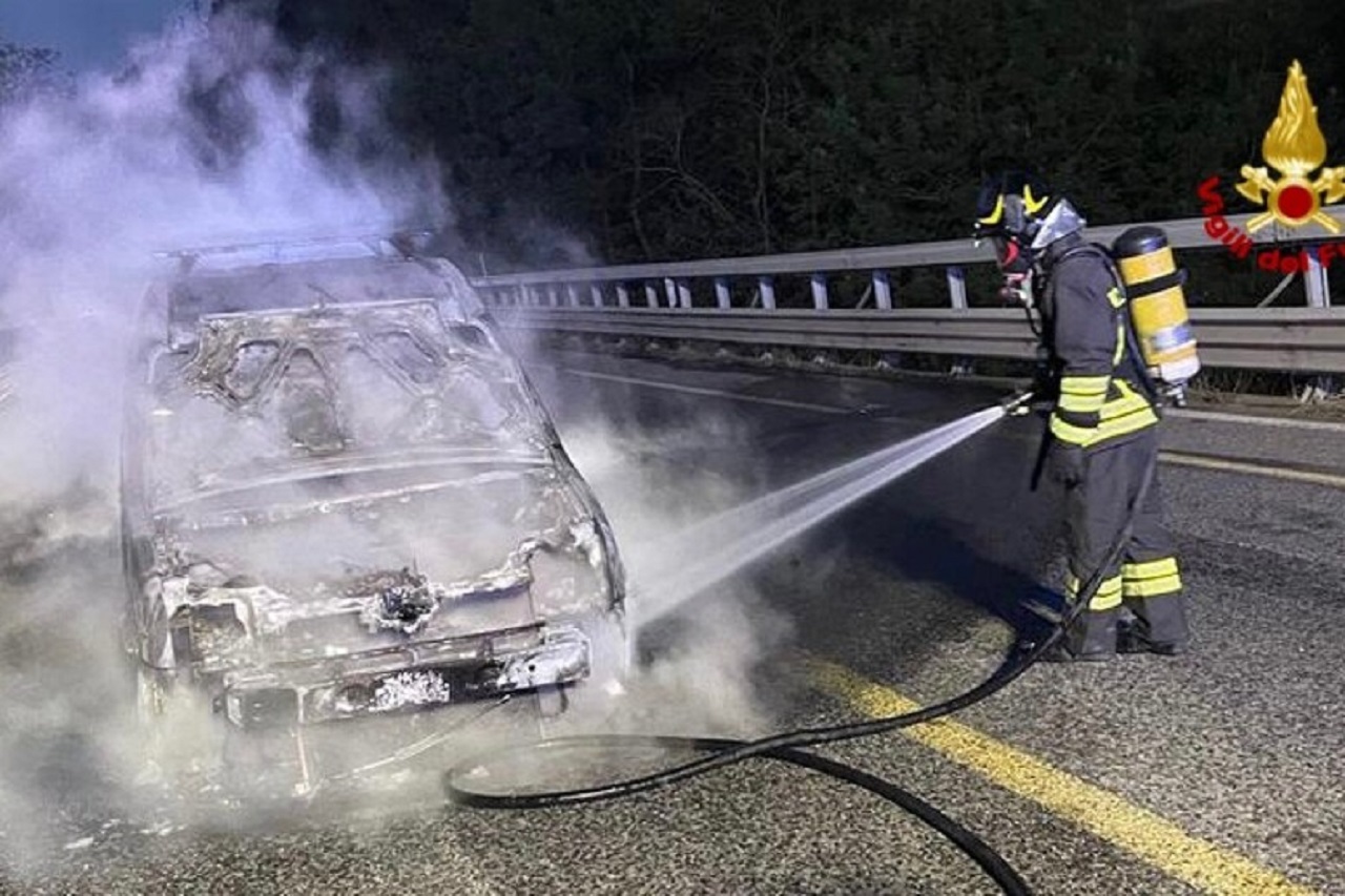 Autofurgone in fiamme sulla Tangenziale di Messina, vigili del fuoco spengono il rogo