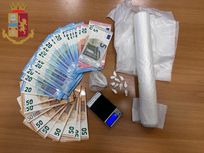 Arrestato un uomo di Acireale con dieci “pippotti” addosso
