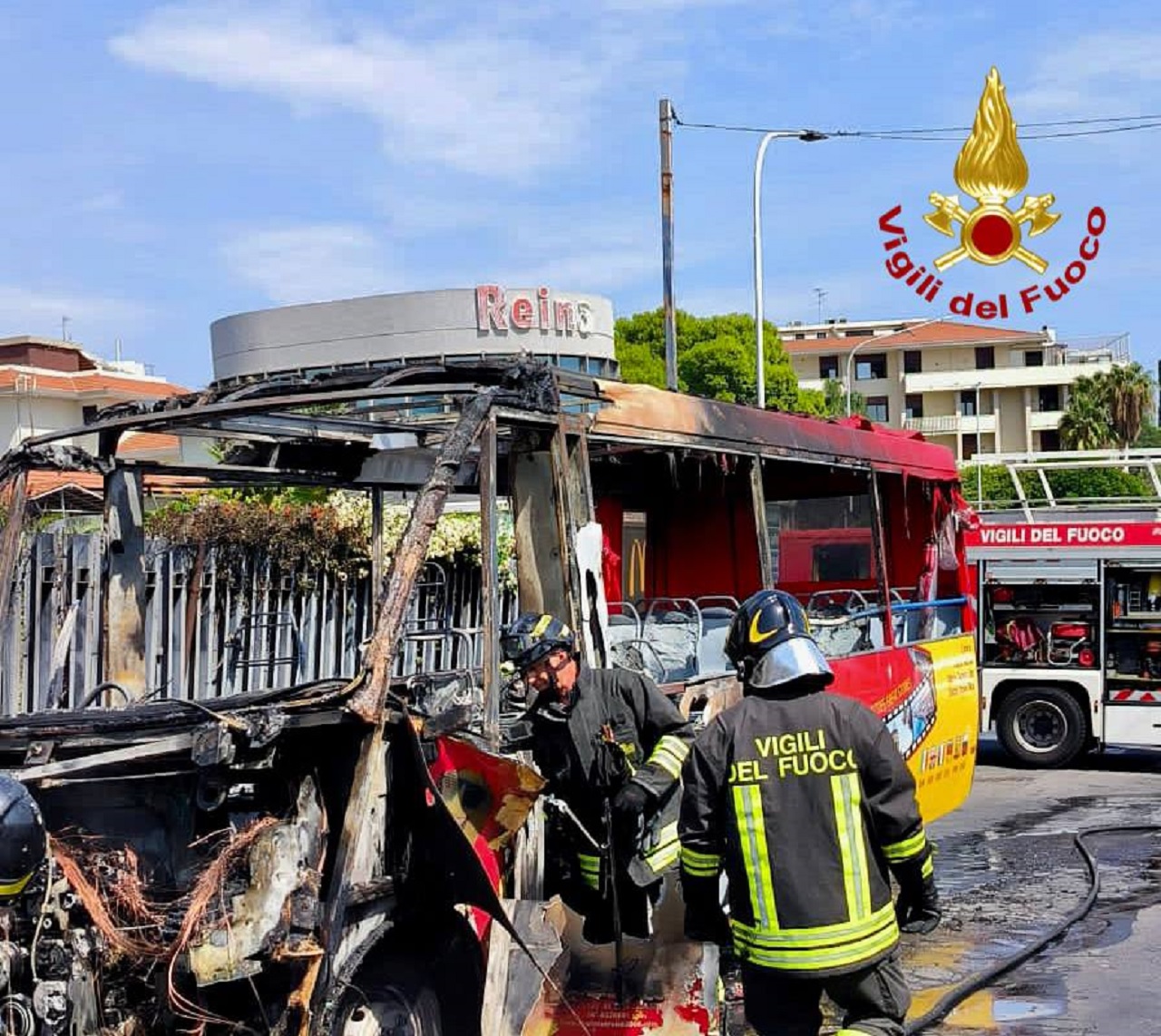 Autobus in fiamme in via Battello, intervengono i vigili del fuoco