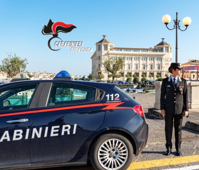 Droga di tutti i tipi nascosta nel borsello e in casa: arrestato 18enne