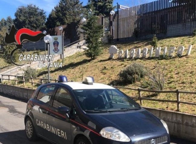 “Non sai fare la moglie”, pugni e calci alla convivente: in manette 27enne nel Catanese