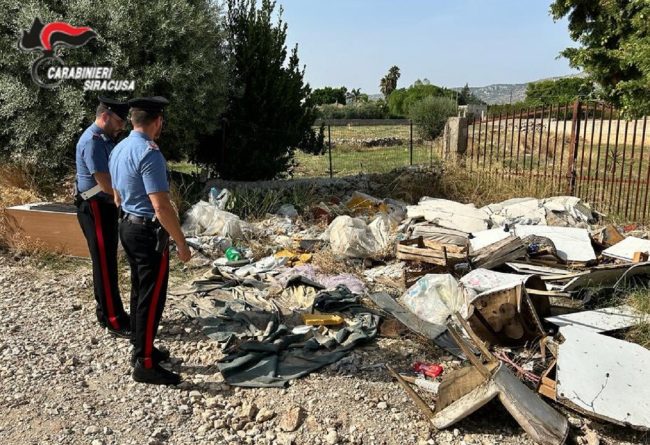 Discarica abusiva e possesso di animali specie protetta, 8 denunciati nel Siracusano