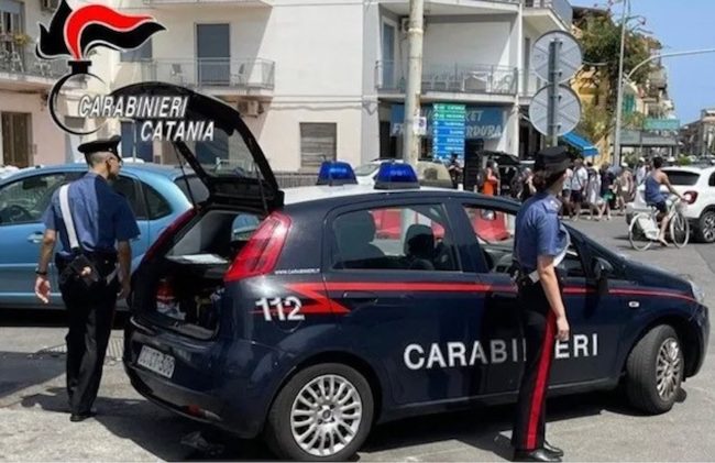 Evade i domiciliari per picchiare l’ex moglie, un arresto nel Catanese