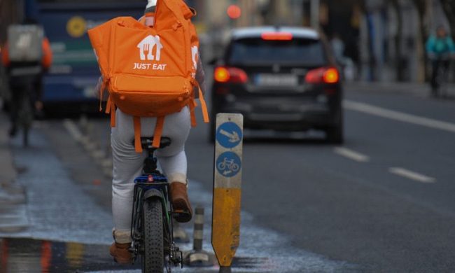 Rider aggredito da un gruppo di ragazzini: volano schiaffi, spintoni e minacce