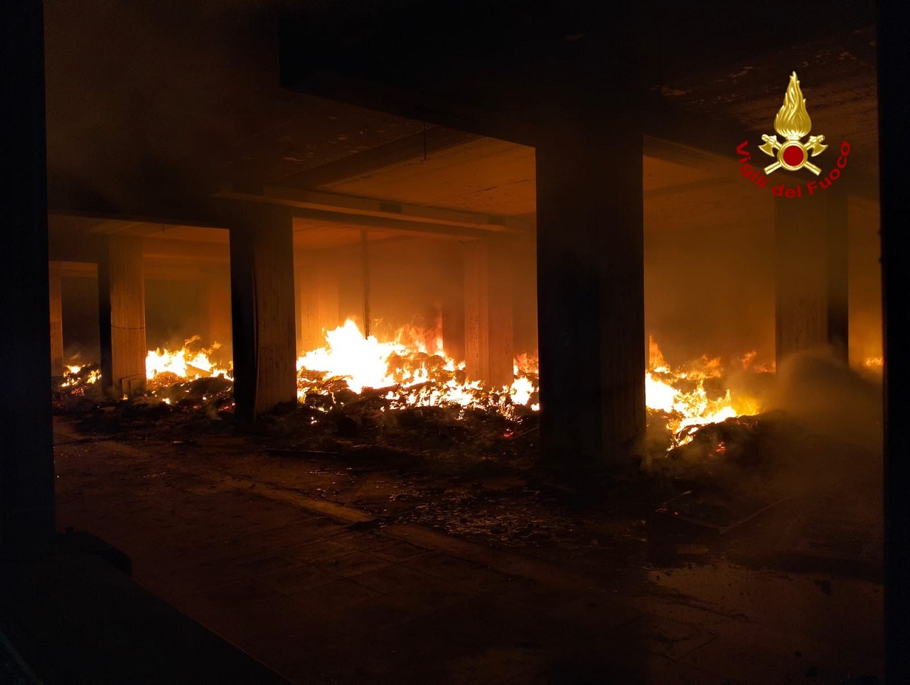 Incendio di un edificio in via Acquicella a Catania: era occupato da senza tetto – VIDEO