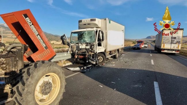 Tre feriti dopo lo scontro tra un autocarro e un trattore sulla Palermo-Agrigento