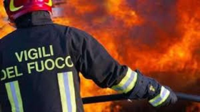 Ravanusa, in fiamme il furgone di due venditori ambulanti