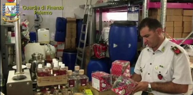 Prodotti non a norma, sequestrati 154.278 accessori in due negozi del Palermitano