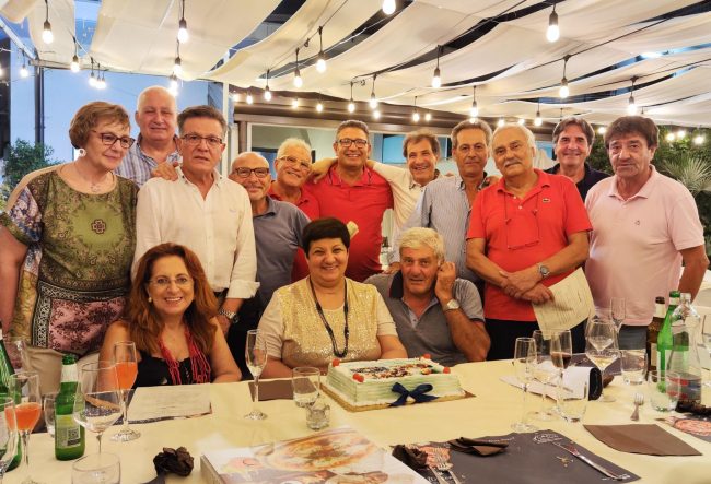 Réunion tra compagni di classe dopo 50 anni, quando l’amicizia supera il tempo e la distanza